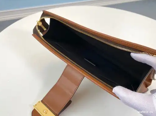 WIS CHANELUTCH LOUIS VUITTON 0321